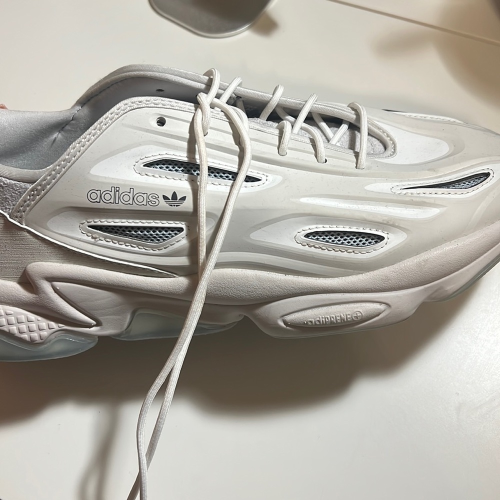 White ozweegos